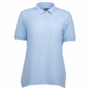 Lys blå kortærmet poloshirt med knaplukning og krave, der hænger på en hvid baggrund.