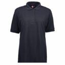 Sort kortærmet polo-shirt med krave og knaplukning. Etiket indeni nær kraven viser mærkenavnet "ID". Baggrund er ensfarvet hvid.