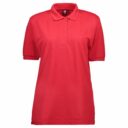 Rød polo t-shirt med korte ærmer og tre knapper ved halsudskæringen. T-shirten er præsenteret mod en hvid baggrund.