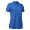 En blå poloshirt står opret i en neutral hvid baggrund. Skjorten har korte ærmer og en krave med tre knapper foran.