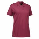 Bordeauxrød polo-shirt med korte ærmer og tre knapper, præsenteret mod en hvid baggrund.