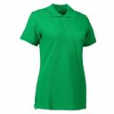 Grøn T-shirt, kortærmet med krave og tre knapper, præsenteret på en hvid baggrund.