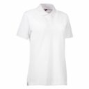 En hvid poloshirt i et minimalistisk design er placeret i et studie med en simpel, hvid baggrund. Den har korte ærmer, krave og knaplukning foran.