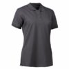 En mørkegrå polo T-shirt med korte ærmer og tre knapper i halsudskæringen vises på en hvid baggrund.