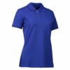 Blå polo-shirt med korte ærmer og tre knapper i en lys studiebaggrund.
