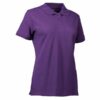 En lilla kortærmet polo-shirt med krave og tre knapper på brystet står på en hvid baggrund.