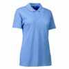 Lyseblå poloshirt står oprejst mod en hvid baggrund, med krave, tre knapper og korte ærmer.