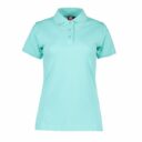 Lyseblå poloshirt med korte ærmer og tre knapper på fronten, placeret mod en hvid baggrund. Mærket "ID" ses ved kraven på indersiden.