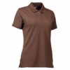 Brun kortærmet polo-shirt med tre knapper ved halsudskæringen. Anbragt mod en hvid baggrund uden yderligere elementer.