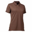 Brun kortærmet polo-shirt med tre knapper ved halsudskæringen. Anbragt mod en hvid baggrund uden yderligere elementer.