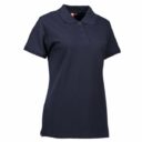 Mørkeblå polo-shirt med korte ærmer og tre knapper ved halsudskæringen på en hvid baggrund.