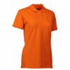 En orange poloshirt står på en hvid baggrund; poloshirten har korte ærmer og tre knapper på fronten.