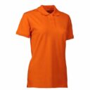 En orange poloshirt står på en hvid baggrund; poloshirten har korte ærmer og tre knapper på fronten.