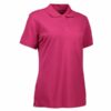 En pink T-shirt med korte ærmer og krave, samt en knaplukning foran. Trøjen er simpel og har ingen mønstre eller dekoration. Baggrunden er hvid.