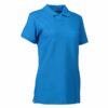 Blå polo-shirt med korte ærmer og knaplukning i fronten, vises på en hvid baggrund.