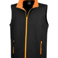 Sort vest med orange lynlåse og krave, stående i et neutralt lysforhold. Vesten har to sidelommer med lynlåse. Ingen tekst er synlig.
