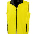 Gul vest med lynlås, sorte lommer og sort indvendig foring. Placeret mod en hvid baggrund.