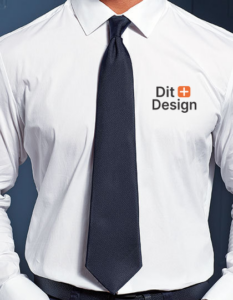 En person iført en hvid skjorte og sort slips står foran en mørk baggrund. Logoet "Dit Design" er trykt på skjortens højre side i sort og orange.
