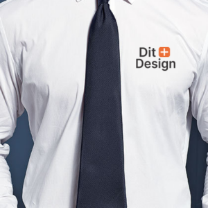 En person iført en hvid skjorte og sort slips står foran en mørk baggrund. Logoet "Dit Design" er trykt på skjortens højre side i sort og orange.