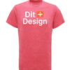 Rød t-shirt viser teksten "Dit + Design" i hvid og orange på fronten. Trøjen hænger neutralt mod en lys baggrund.