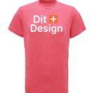 Rød t-shirt viser teksten "Dit + Design" i hvid og orange på fronten. Trøjen hænger neutralt mod en lys baggrund.