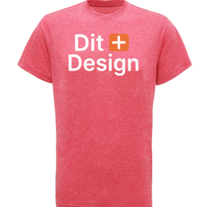 Rød t-shirt viser teksten "Dit + Design" i hvid og orange på fronten. Trøjen hænger neutralt mod en lys baggrund.