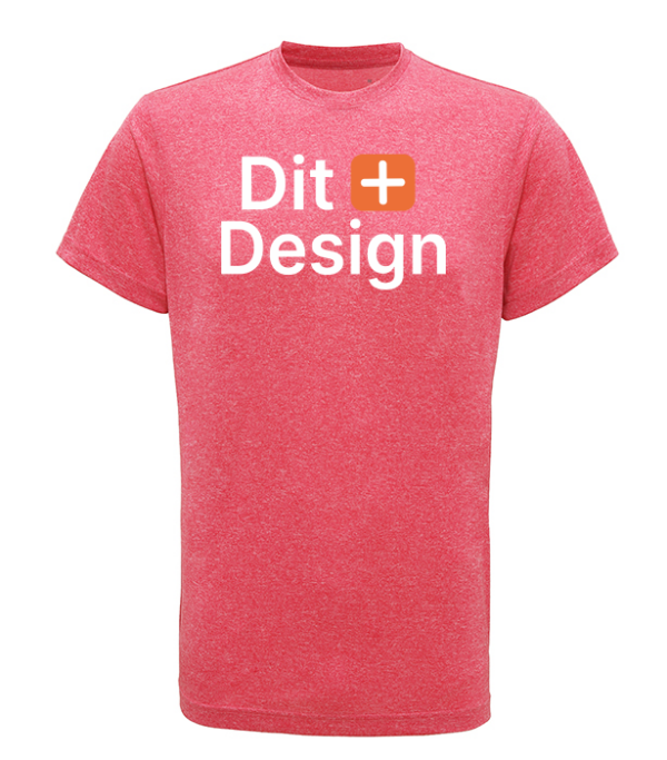Rød t-shirt viser teksten "Dit + Design" i hvid og orange på fronten. Trøjen hænger neutralt mod en lys baggrund.