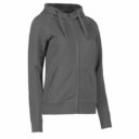 En grå hættetrøje med lynlås og to forlommer, samt snore i hætten. Trøjen har lange ærmer og ribkant ved manchetter og bund. Baggrund er hvid og enkel.