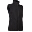 Sort vest med høj hals og lynlås foran, designet med to lynlåslommer på siderne. Den er vist oprejst mod en hvid baggrund.