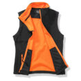 En sort og orange vest er åben med lynlåsen trukket ned. Den har lommer og er lagt fladt på en hvid baggrund. Tekst på etiketten: "Regatta Activewear Deploy 6050".