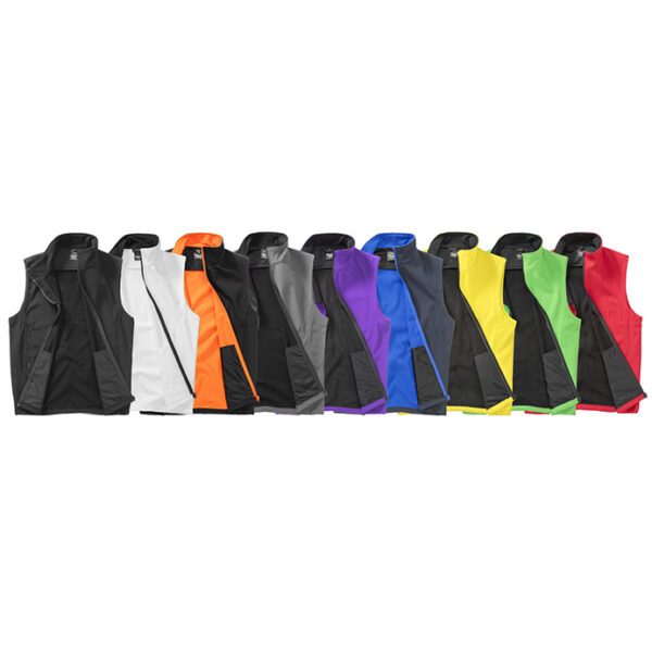 Klassisk herresoftshell vest alle farver Forskellige farverige veste på rad hænger åben. Farverne inkluderer sort, hvid, orange, grå, lilla, blå, mørkeblå, gul, grøn og rød.