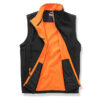 Sort vest med orange fór og høj krave, lynlåsen er delvist åben. Vesten ligger fladt på en hvid baggrund.