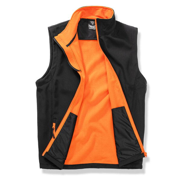 Klassisk herresoftshell vest foran Sort vest med orange fór og høj krave, lynlåsen er delvist åben. Vesten ligger fladt på en hvid baggrund.