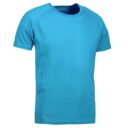 En lys blå t-shirt hænger i en neutral, hvid baggrund. Den har korte ærmer og en rund halsudskæring.
