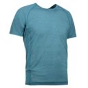 Blå kortærmet T-shirt står på en hvid baggrund.