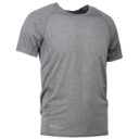 Grå T-shirt uden synlige mærker fremvist mod en hvid baggrund, hængende uden menneskelig model.