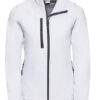 Hvid jakke i softshell-materiale med en lodret lynlåsbrystlomme og to skrå sidelommer, placeret på en simpel, lysende baggrund.
