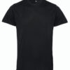 Sort, kortærmet T-shirt hænger fladt mod en hvid baggrund.