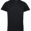 Sort, kortærmet T-shirt hænger fladt mod en hvid baggrund.