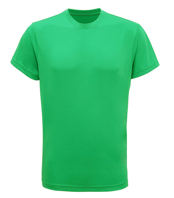 TR010_BrightKelly_FT En grøn t-shirt uden tekst eller logo, set forfra, hænger mod en hvid baggrund.