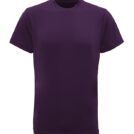 En mørkelilla t-shirt hænger for sig selv mod en hvid baggrund.