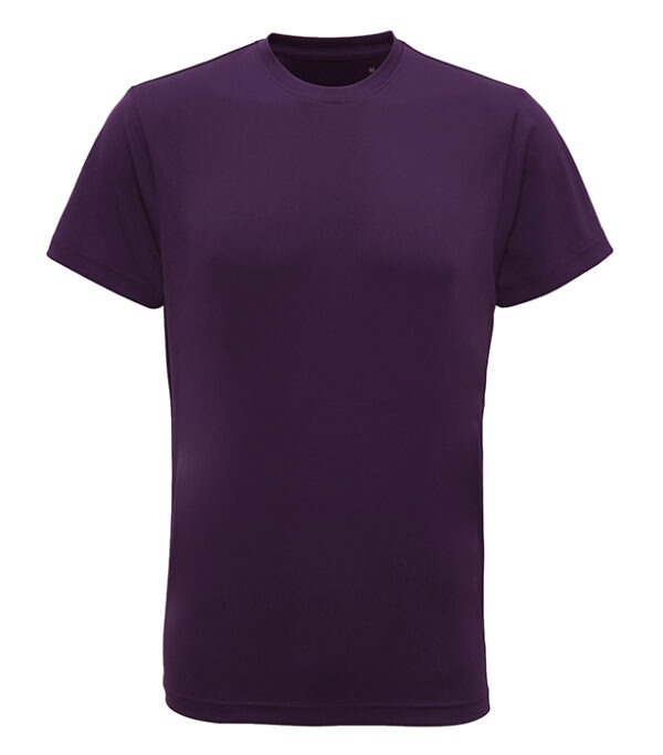 TR010_BrightPurple_FT En mørkelilla t-shirt hænger for sig selv mod en hvid baggrund.