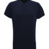 Mørkeblå T-shirt hænger på en neutral, hvid baggrund uden tekst eller mønstre.