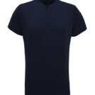 Mørkeblå T-shirt hænger på en neutral, hvid baggrund uden tekst eller mønstre.