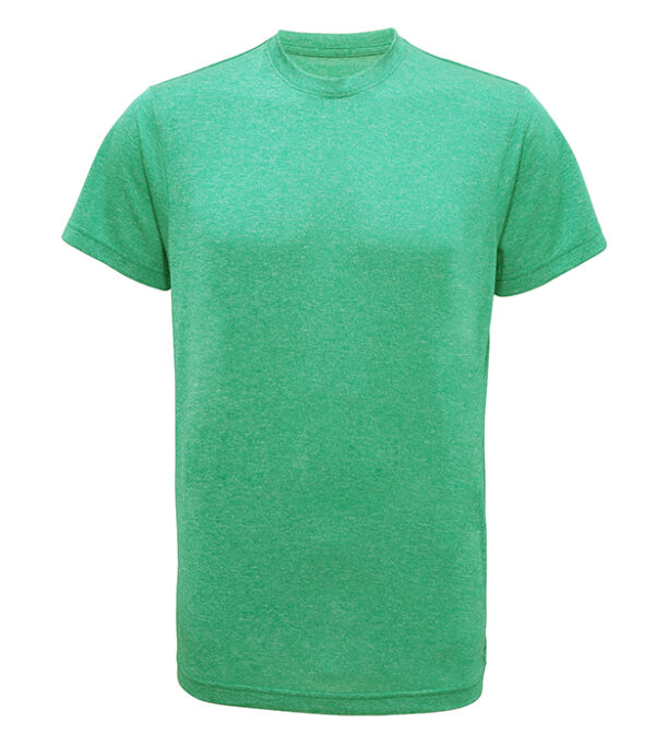 TR010_GreenMelange_FT En simpel, grøn T-shirt med korte ærmer og rund hals, hænger i en isoleret, hvid baggrund.