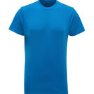En blå T-shirt med korte ærmer er centreret og vist mod en hvid baggrund.
