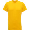 En gul t-shirt hænger frit i luften; omgivet af en hvid baggrund.