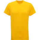 En gul t-shirt hænger frit i luften; omgivet af en hvid baggrund.