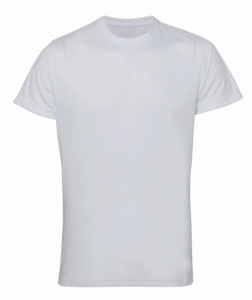 En hvid t-shirt står oprejst uden nogen synlige mærker eller design, præsenteret mod en neutral, ensfarvet baggrund.
