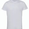 En hvid T-shirt hænger mod en ensfarvet lys baggrund. Trøjen er udekoreret og fremstår som ny og ubrugt.